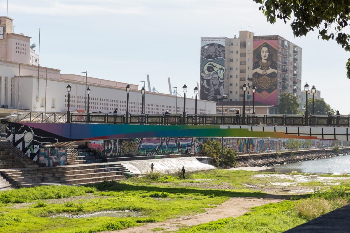El río Guadalmedina a su paso por el Soho, con murales de gran formato en las fachadas