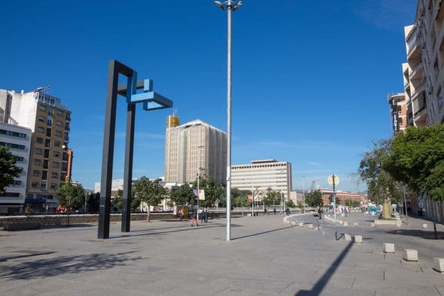 Plaza del Soho de Málaga con la escultura de cubos entrelazados